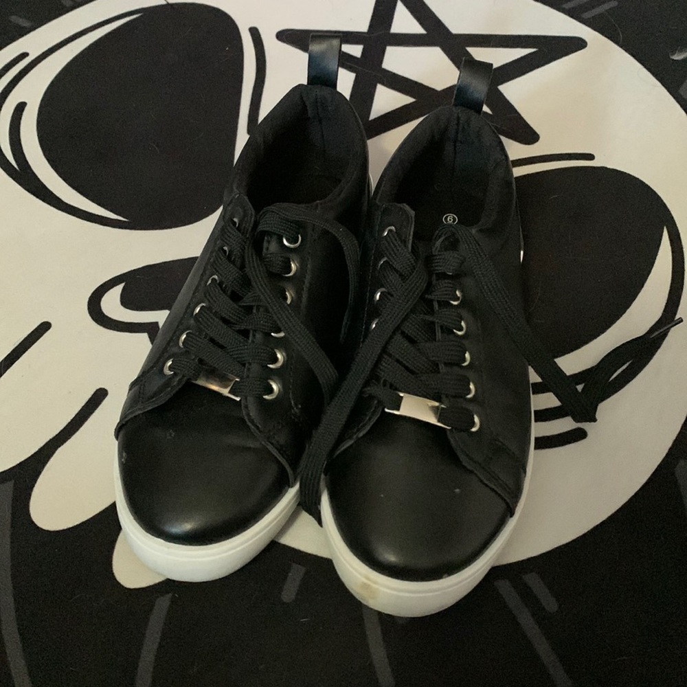 Black Runners w/ silver details | Ardene
